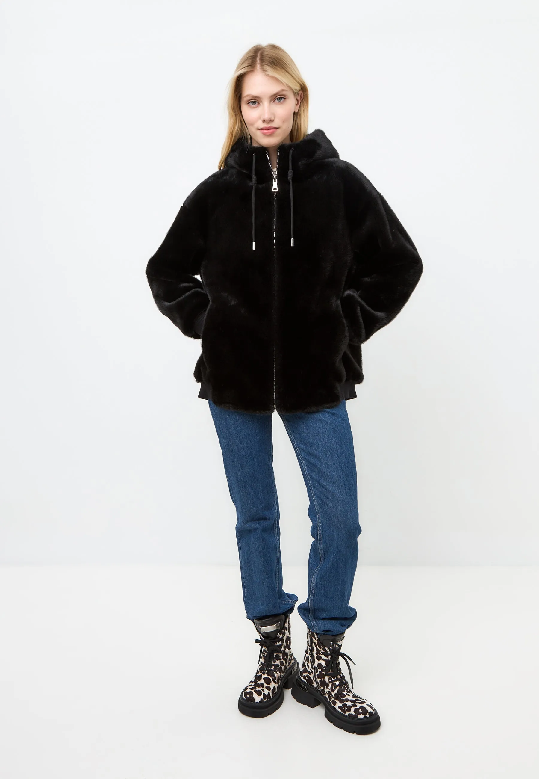 Chic Short Faux Fur Coat Neve - Black